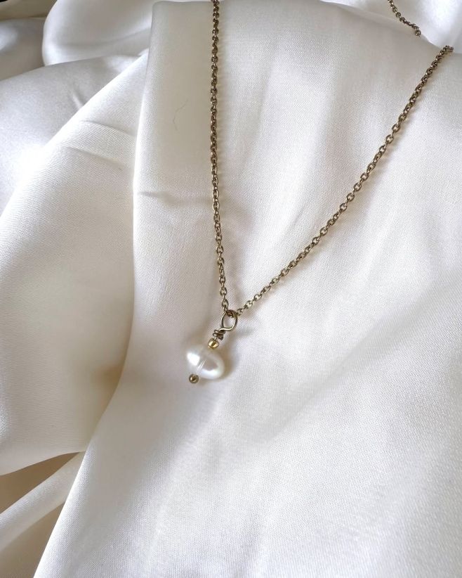 Náhrdelník s pravou říční perlou na zlaceném řetízku. Perly jsou symbolem ženské krásy a něhy. Klasický nadčasový šperk v...