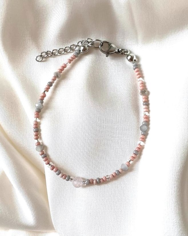 🩷🩶 Něžný romantický náramek s broušeným růženínem uprostřed a s korálky v barvě světle růžová, bledě šedá a třpytivá....