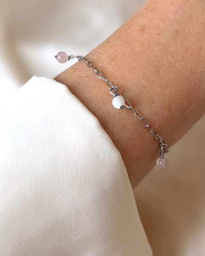 Nechte se okouzlit perletí a růženíny. Velmi jemný šperk s elegancí polodrahokamů. #naramek #originalnisperk...