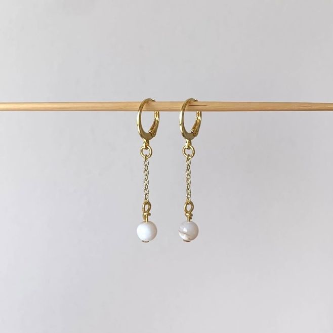 Jemné romantické zavírací náušnice s řetízkem a perletí. Perleť je symbolem ženskosti a čistoty. Rozvijí v nás smysl pro...