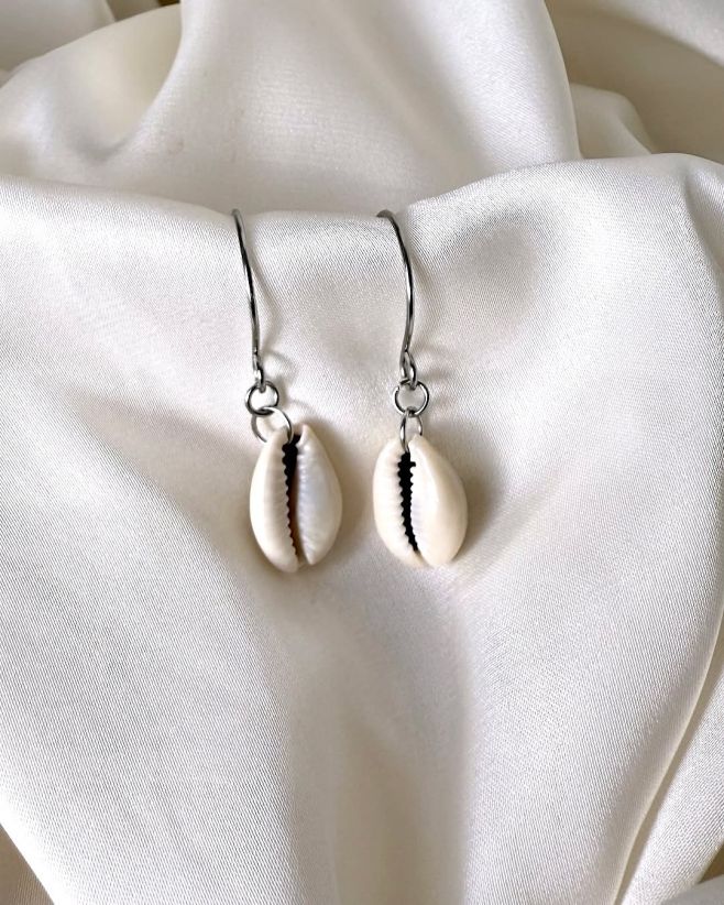 💫 Náušnice s pravými mušlemi na ocelovém kroužku. Přírodní originální šperk, ve kterém vyniknete. Mušle kauri přinášejí...