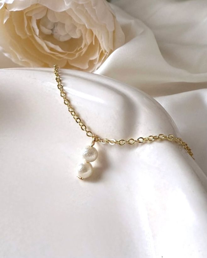 Náhrdelník s krásnou perletí s perlovým leskem na zlatém řetízku. Elegantní a nadčasový doplněk, ve kterém vyniknete....