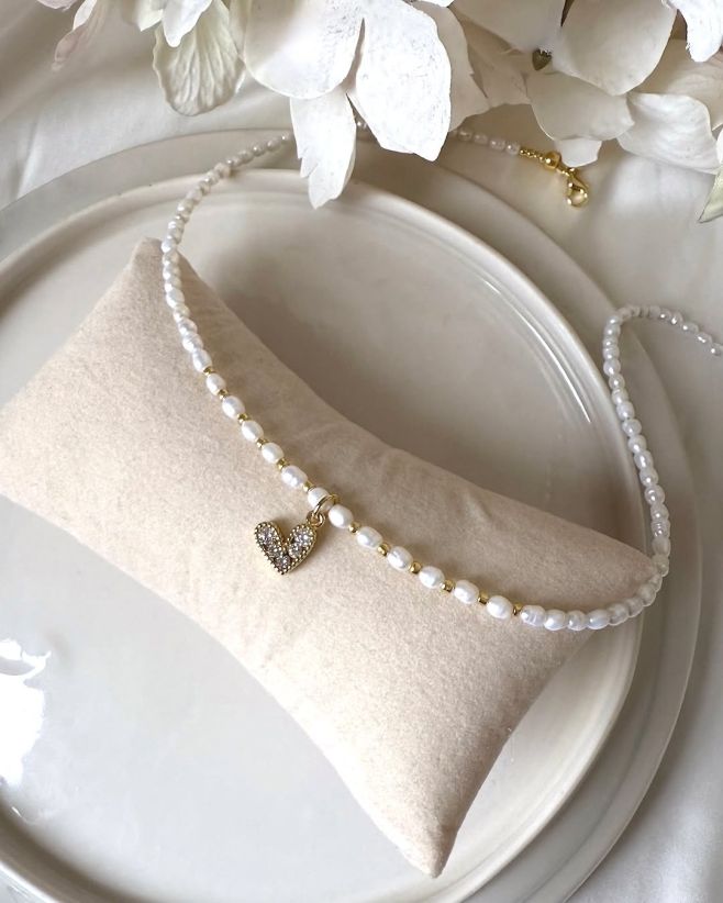 ✨ Novinka Stylový náhrdelník z drobných pravých říčních perel a srdíčkem se zirkony. Originální šperk, ve kterém vyniknete...