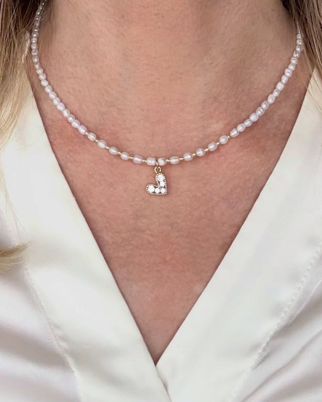 Stylový náhrdelník z drobných pravých říčních perel a srdíčkem se zirkony. Originální šperk, ve kterém vyniknete na...