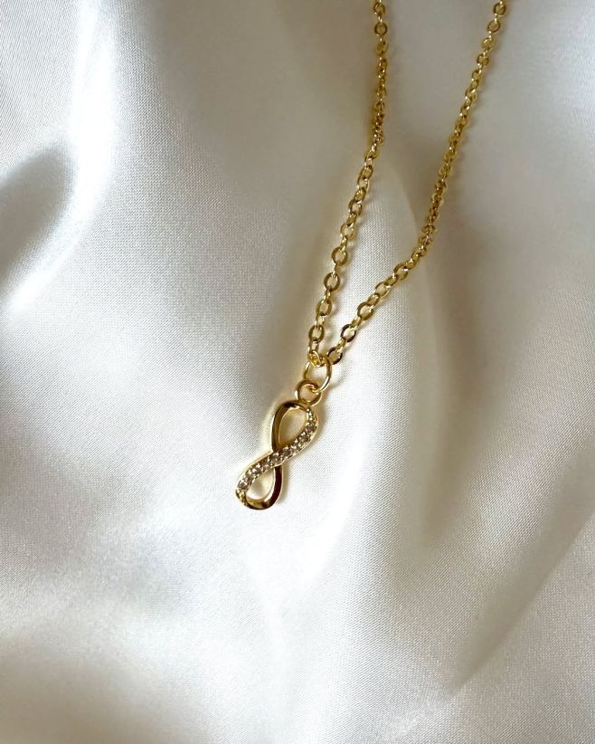 💫 Velmi elegantní náhrdelník s přívěskem nekonečno osázený bílými zirkony. Stylový a nadčasový šperk, který potěší vaše...