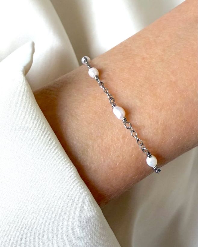 💫 Jemný romantický náramek s pravými říčními perlami na ocelovém řetízku. Velmi elegantní šperk, se kterým je snadné cítit...