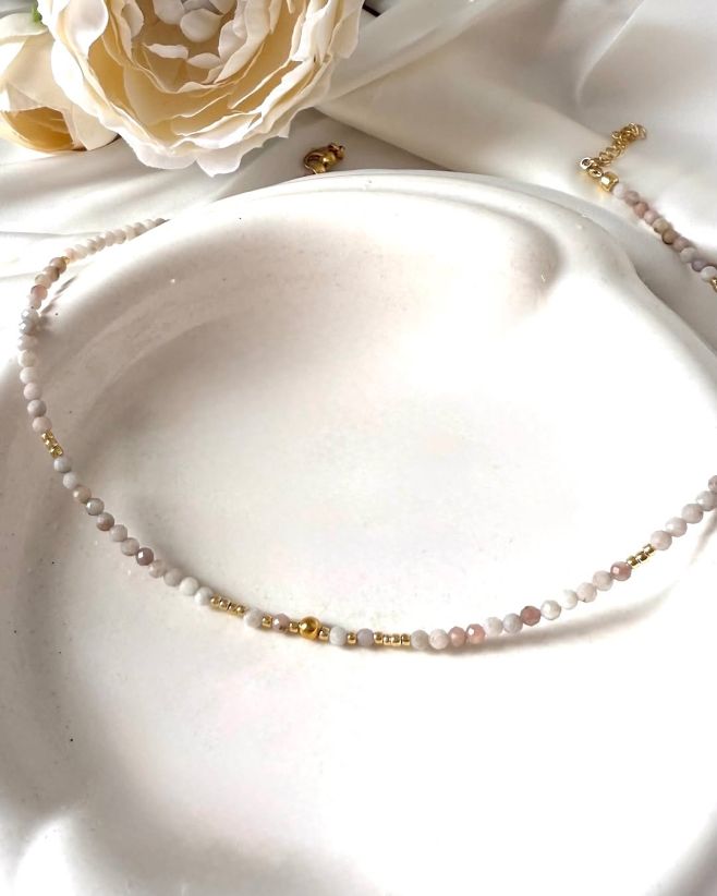 ✨💕 Náhrdelník choker s drobnými pudrově růžovými opály zdobený zlatými korálky. Krásný romantický šperk pro výjimečnou...